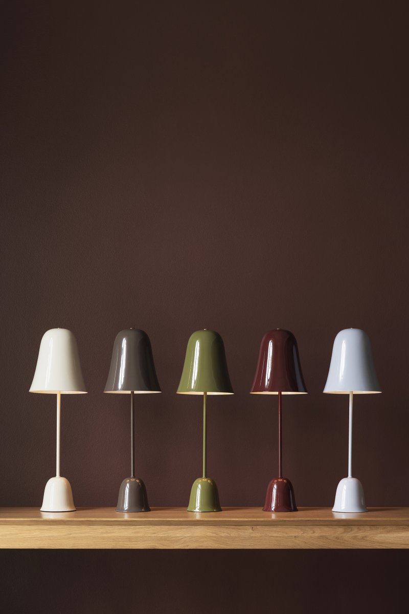 Blåklockan 50cm Hvit bordlampe Fra Globen Lighting - Blå Klokken er en elegant og tidløs bordlampe i jern med en høyglanset elfenbensfarget finish.