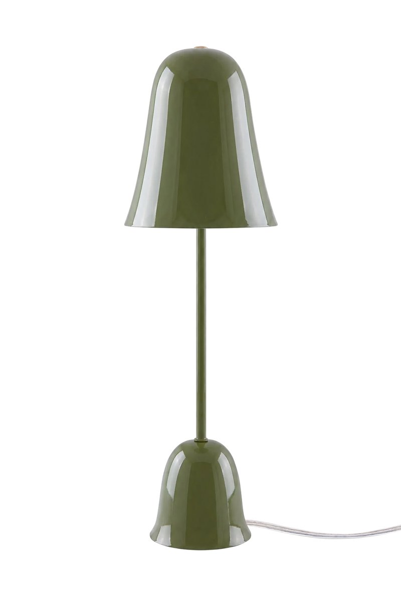 Blåklockan 50cm Olivengrønn bordlampe Fra Globen Lighting - Bluebell er en elegant og tidl&oslash;s bordlampe i jern med en h&oslash;yglanset olivengr&oslash;nn finish.