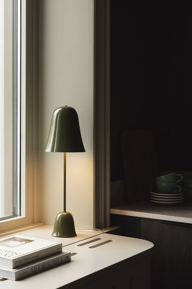 Blåklockan 50cm Olivengrønn bordlampe Fra Globen Lighting - Bluebell er en elegant og tidl&oslash;s bordlampe i jern med en h&oslash;yglanset olivengr&oslash;nn finish.