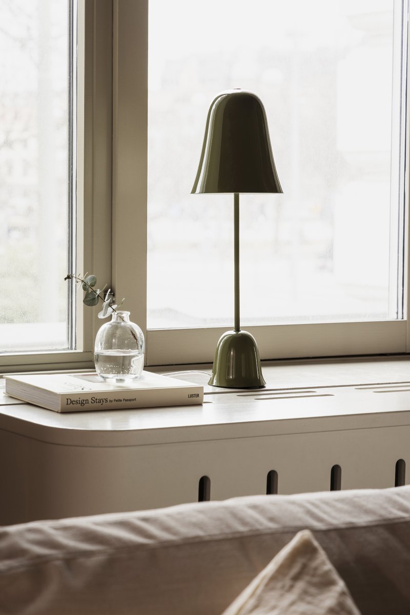 Blåklockan 50cm Olivengrønn bordlampe Fra Globen Lighting - Bluebell er en elegant og tidl&oslash;s bordlampe i jern med en h&oslash;yglanset olivengr&oslash;nn finish.