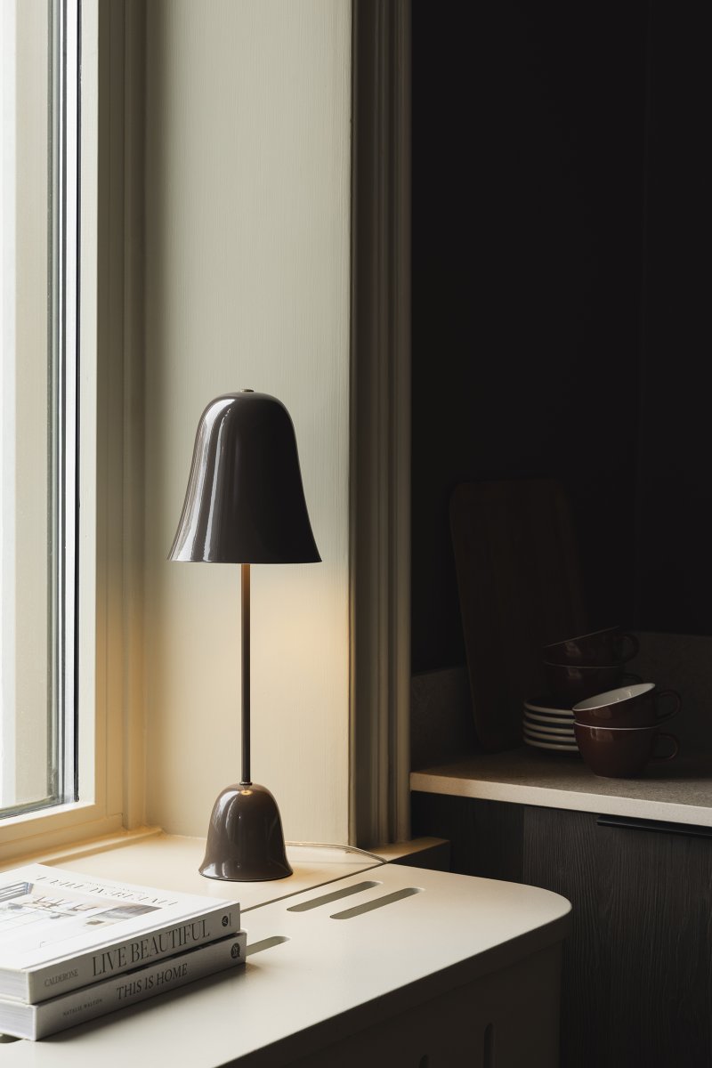 Blåklockan 50cm Brun bordlampe Fra Globen Lighting - Blå klokke er en elegant og tidløs bordlampe i jern med høyglans brun finish.
