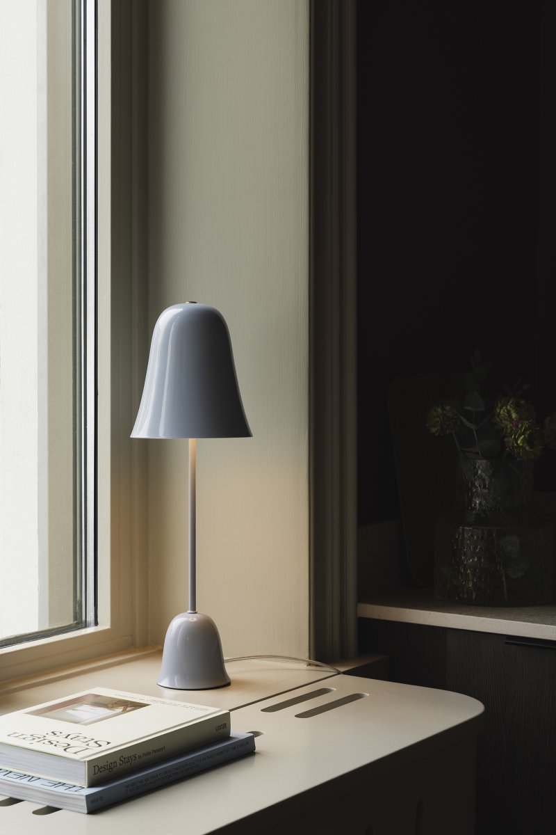 Blåklockan 50cm Lys blå bordlampe Fra Globen Lighting - Den blå klokken er en elegant og tidløs bordlampe i jern med en høyglanset lyseblå finish.
