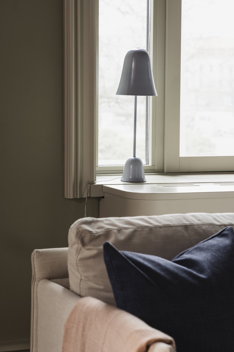Blåklockan 50cm Lys blå bordlampe Fra Globen Lighting - Den blå klokken er en elegant og tidløs bordlampe i jern med en høyglanset lyseblå finish.