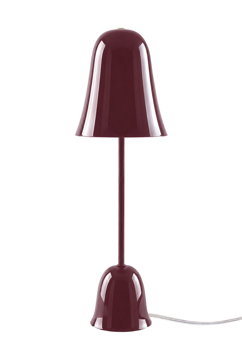 Blåklockan 50cm Burgunder bordlampe Fra Globen Lighting - Bluebell er en elegant og tidløs bordlampe i jern med en høyglanset burgunderfarge.