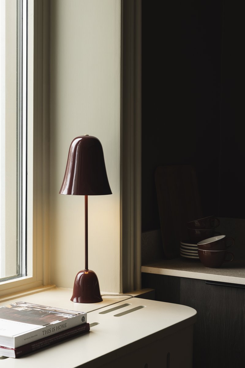 Blåklockan 50cm Burgunder bordlampe Fra Globen Lighting - Bluebell er en elegant og tidløs bordlampe i jern med en høyglanset burgunderfarge.