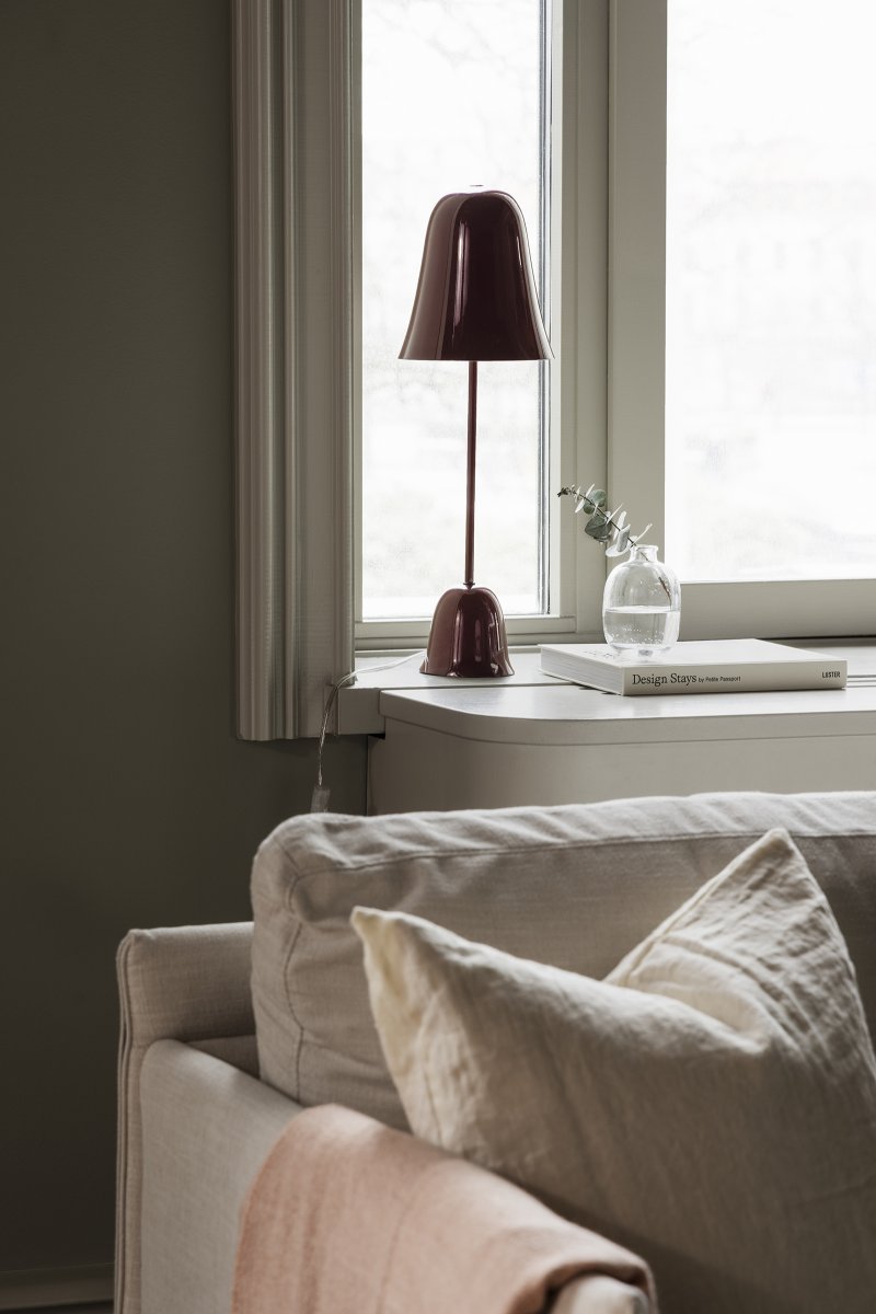 Blåklockan 50cm Burgunder bordlampe Fra Globen Lighting - Bluebell er en elegant og tidløs bordlampe i jern med en høyglanset burgunderfarge.