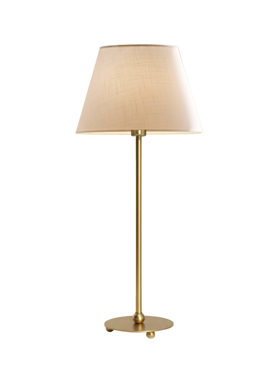 Julie 52cm Messing/hvit bordlampe Fra PR Home - Den har en vakker lampefot i messingfinish kombinert med en hvit, oval lampeskjerm i en klassisk form, noe som gir et tidl&oslash;st og harmonisk uttrykk.