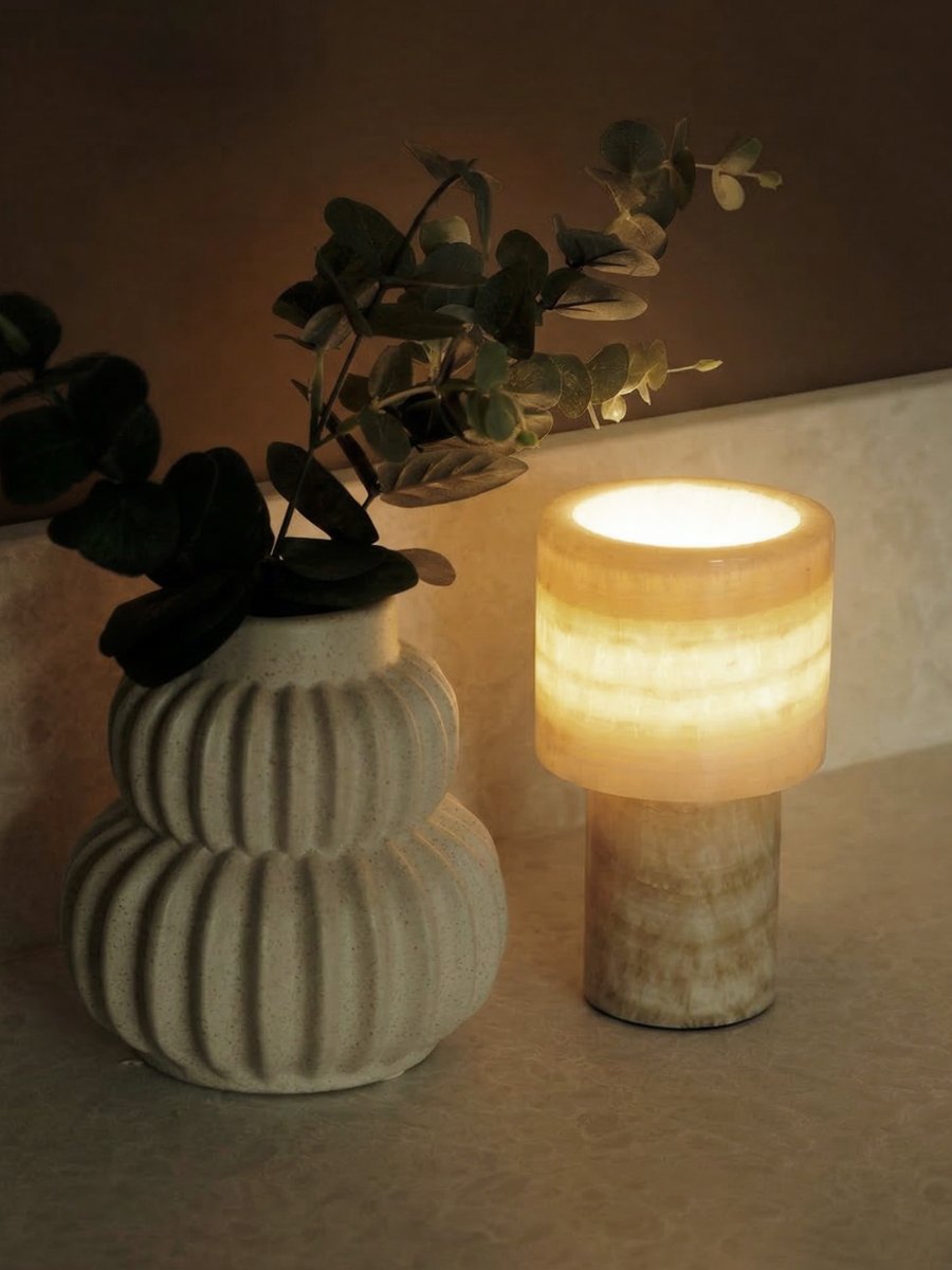 Lucie 16cm Natur bærbar Fra PR Home - Lucie oppladbar bordlampe i marmor er en elegant og stemningsfull lampe som sprer et vakkert, varmt lys.