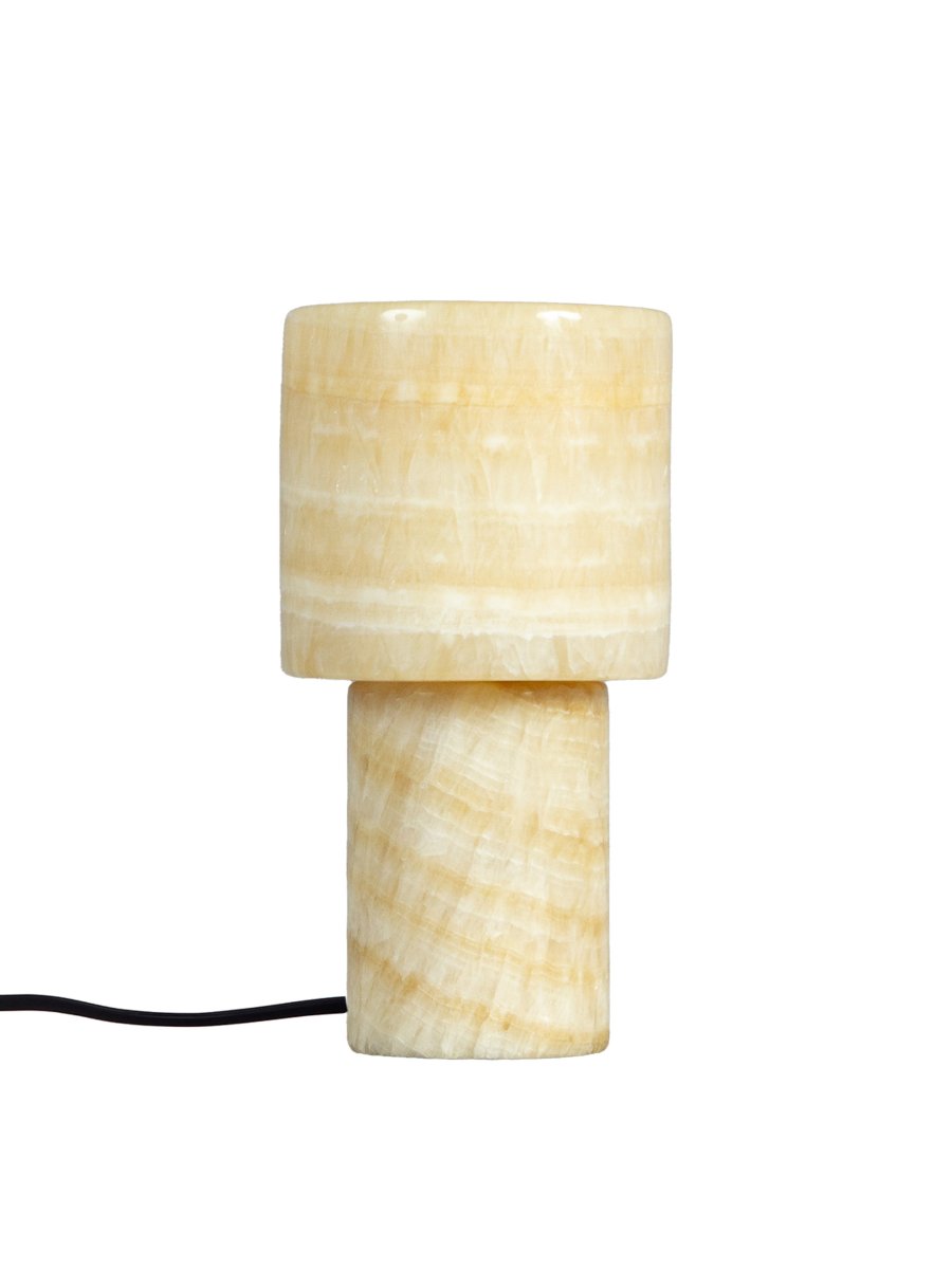 Lucie 16cm Natur bordlampe Fra PR Home - Denne marmorbordlampen er en elegant og luksuri&oslash;s interi&oslash;rdetalj som gir en varm og behagelig gl&oslash;d n&aring;r den er p&aring;.