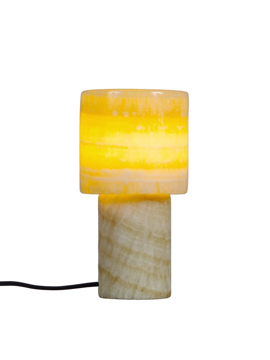 Lucie 16cm Natur bordlampe Fra PR Home - Denne marmorbordlampen er en elegant og luksuri&oslash;s interi&oslash;rdetalj som gir en varm og behagelig gl&oslash;d n&aring;r den er p&aring;.