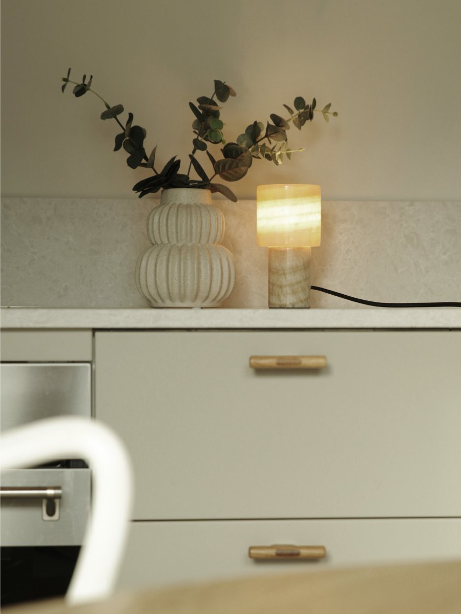 Lucie 16cm Natur bordlampe Fra PR Home - Denne marmorbordlampen er en elegant og luksuri&oslash;s interi&oslash;rdetalj som gir en varm og behagelig gl&oslash;d n&aring;r den er p&aring;.