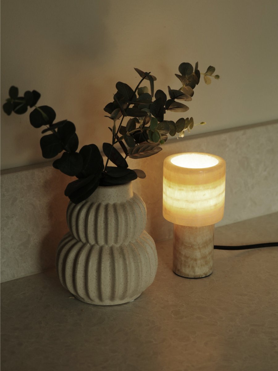 Lucie 16cm Natur bordlampe Fra PR Home - Denne marmorbordlampen er en elegant og luksuri&oslash;s interi&oslash;rdetalj som gir en varm og behagelig gl&oslash;d n&aring;r den er p&aring;.