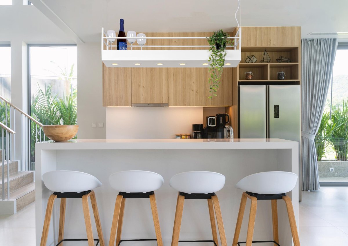 Miravelle 110cm Hvit Taklampe Fra Lucide - Den er laget av høykvalitets metall og har seks spotlights og plass over for å plassere glass, pepper- og saltkverner eller vakre planter og urter.