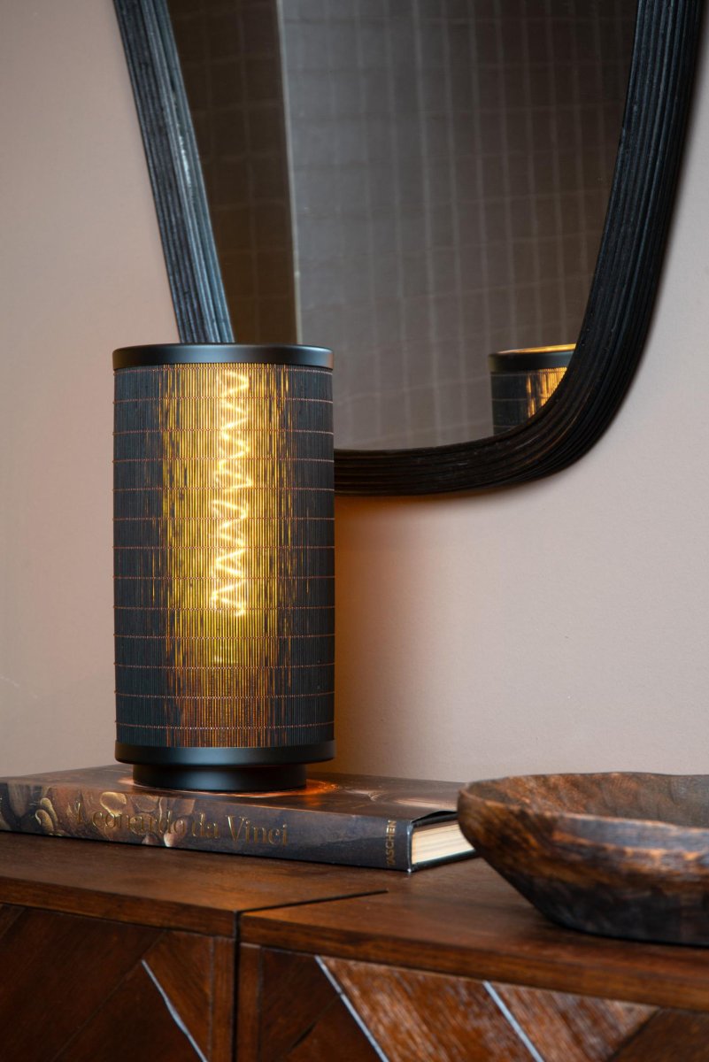 Tagalog 32cm Svart bordlampe Fra Lucide - Bambusskjermen sprer lyset og skaper en subtil, varm glød.