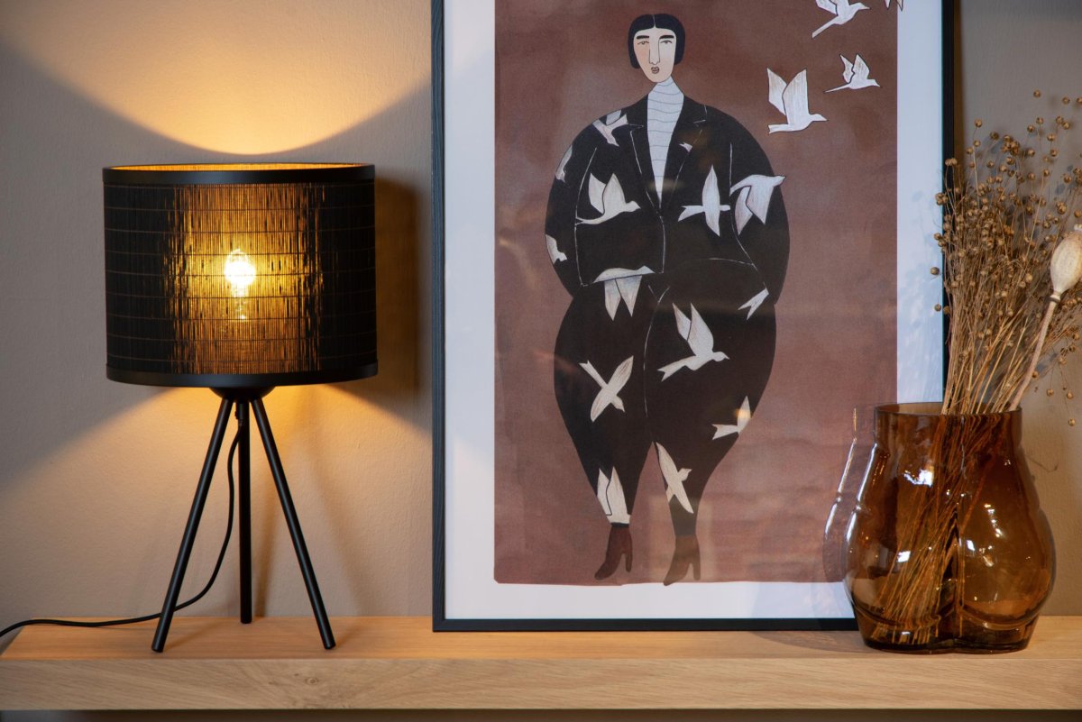 Tagalog 45cm Svart bordlampe Fra Lucide - De tre metallbena er enkle å montere, noe som gjør det enkelt å flytte Tagalog rundt i rommet.