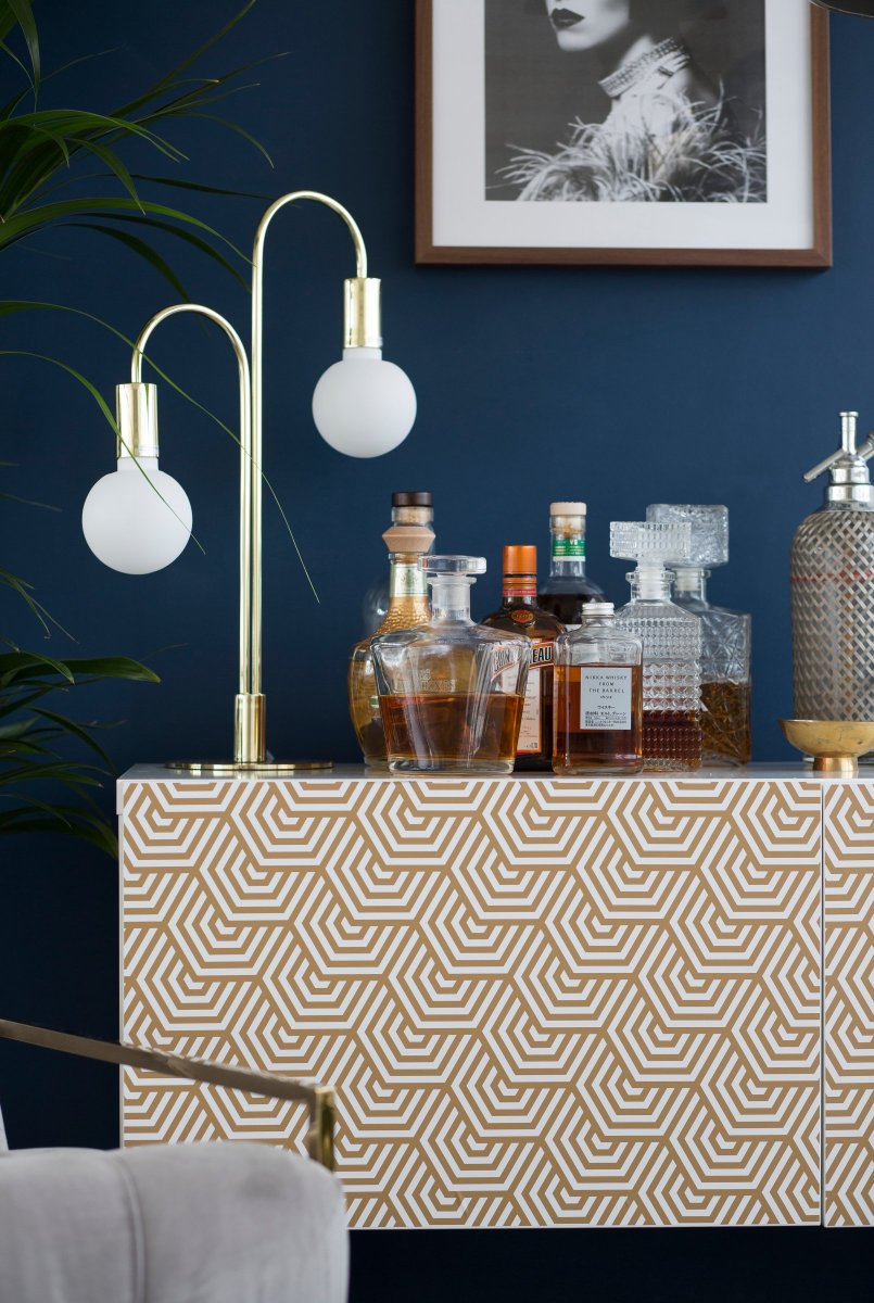 Grace 55cm Messing bordlampe Fra Globen Lighting - Bordlampe med tv&aring; bølgende armer i messing.