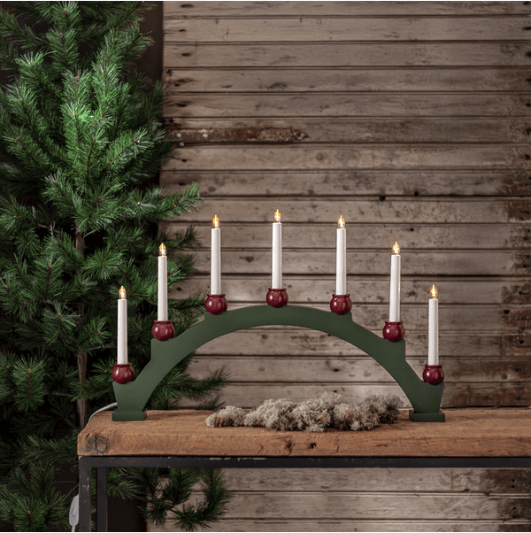 Mora Grønn Fra Star Trading - Fem LED-lys utsmykket med r&oslash;de holdere skaper en koselig gl&oslash;d og gir en tradisjonell lyseffekt.