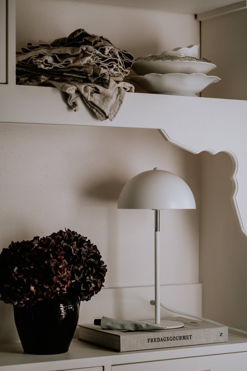 Icon 36cm Hvit bordlampe Fra Globen Lighting - Bordlampe i matt hvitlakkert metallskjerm og fot med kromdetaljer.