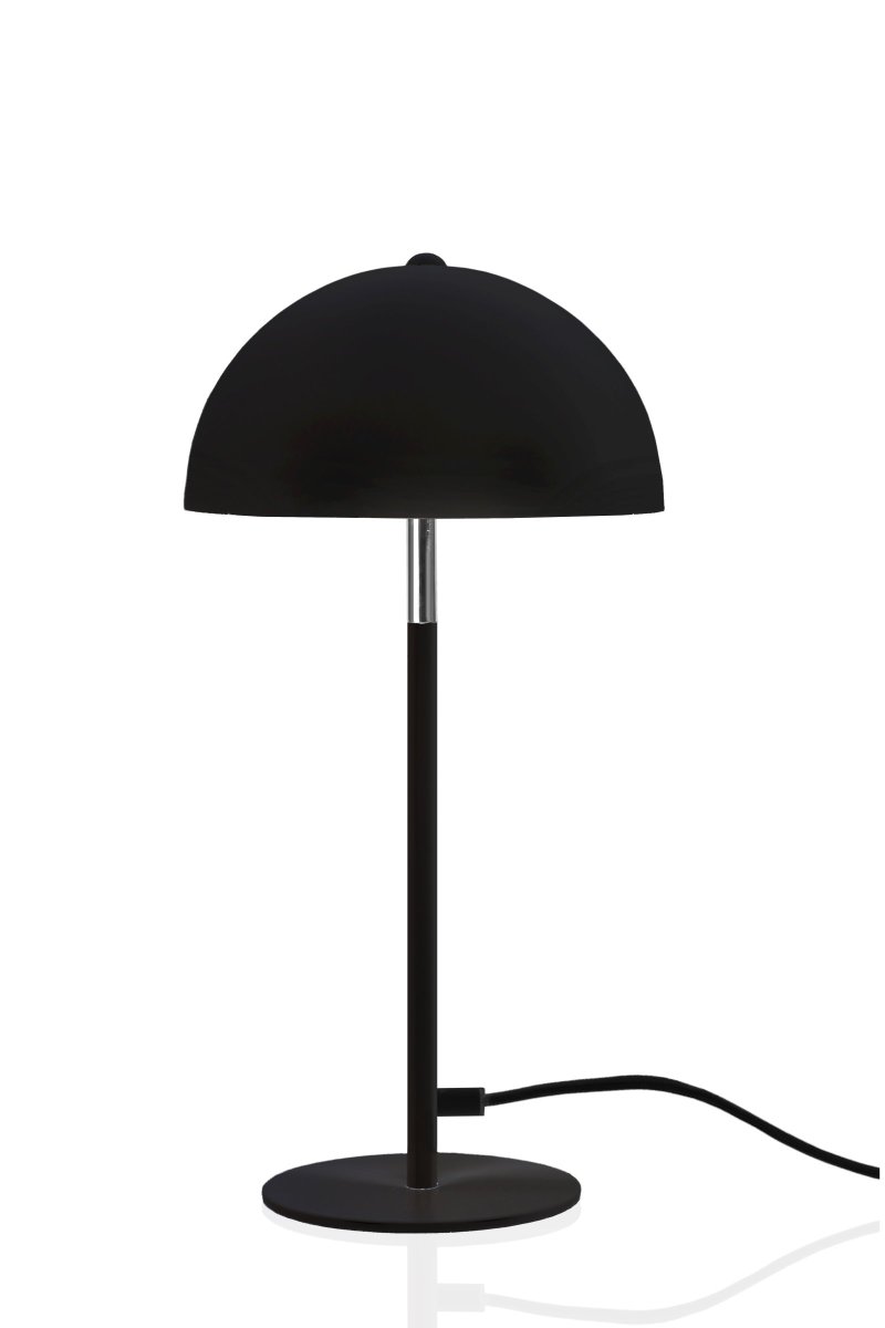Icon 36cm Svart bordlampe Fra Globen Lighting - Bordlampe i matt sortlakkert metallskjerm og fot med kromdetaljer.
