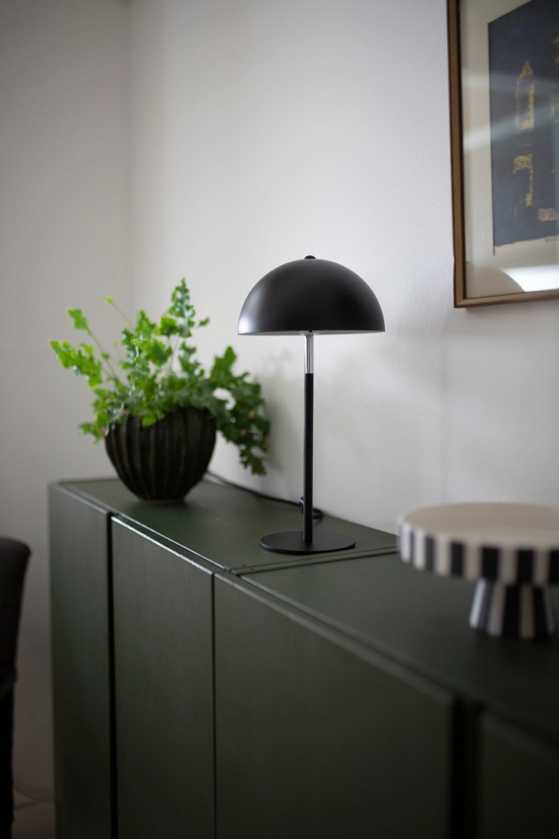 Icon 36cm Svart bordlampe Fra Globen Lighting - Bordlampe i matt sortlakkert metallskjerm og fot med kromdetaljer.