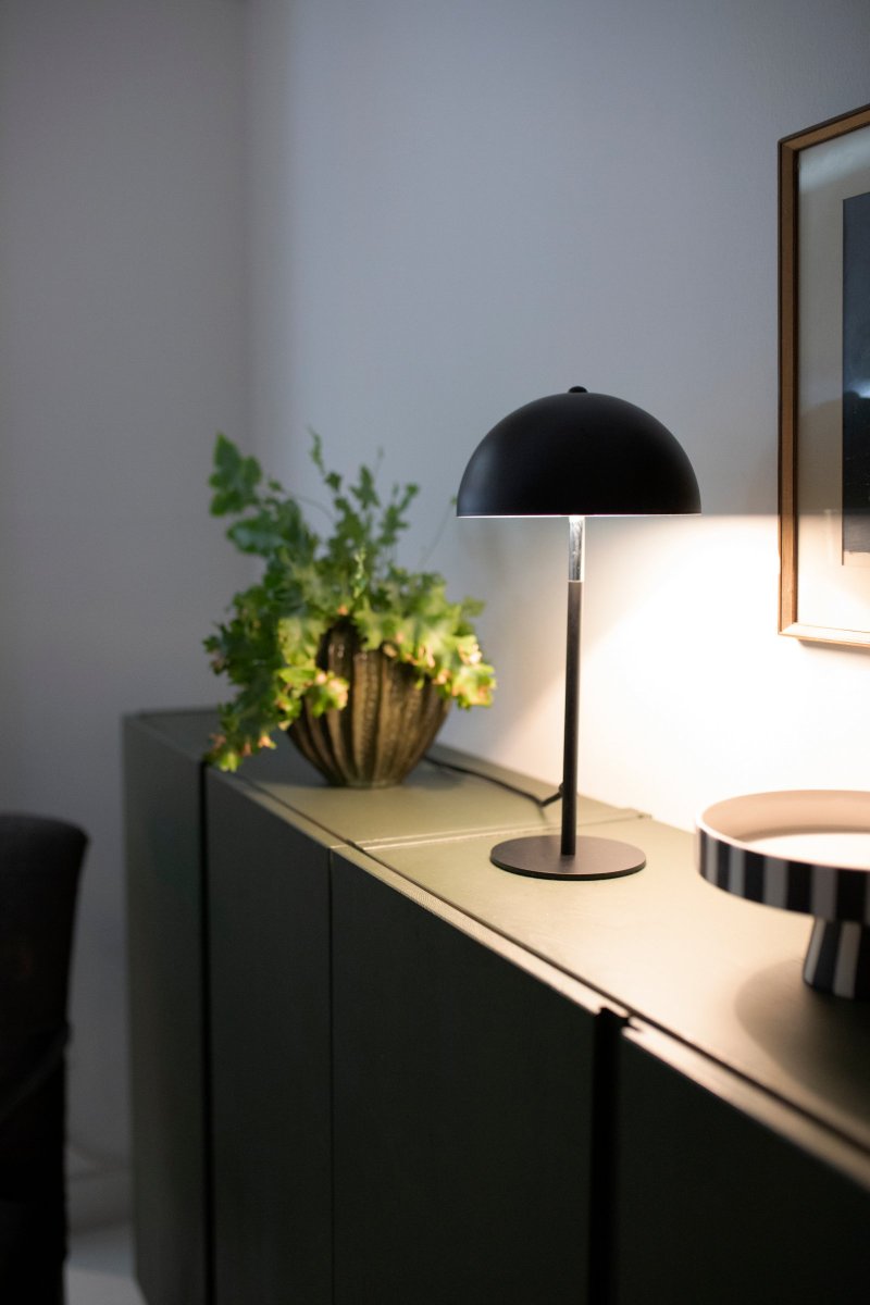 Icon 36cm Svart bordlampe Fra Globen Lighting - Bordlampe i matt sortlakkert metallskjerm og fot med kromdetaljer.