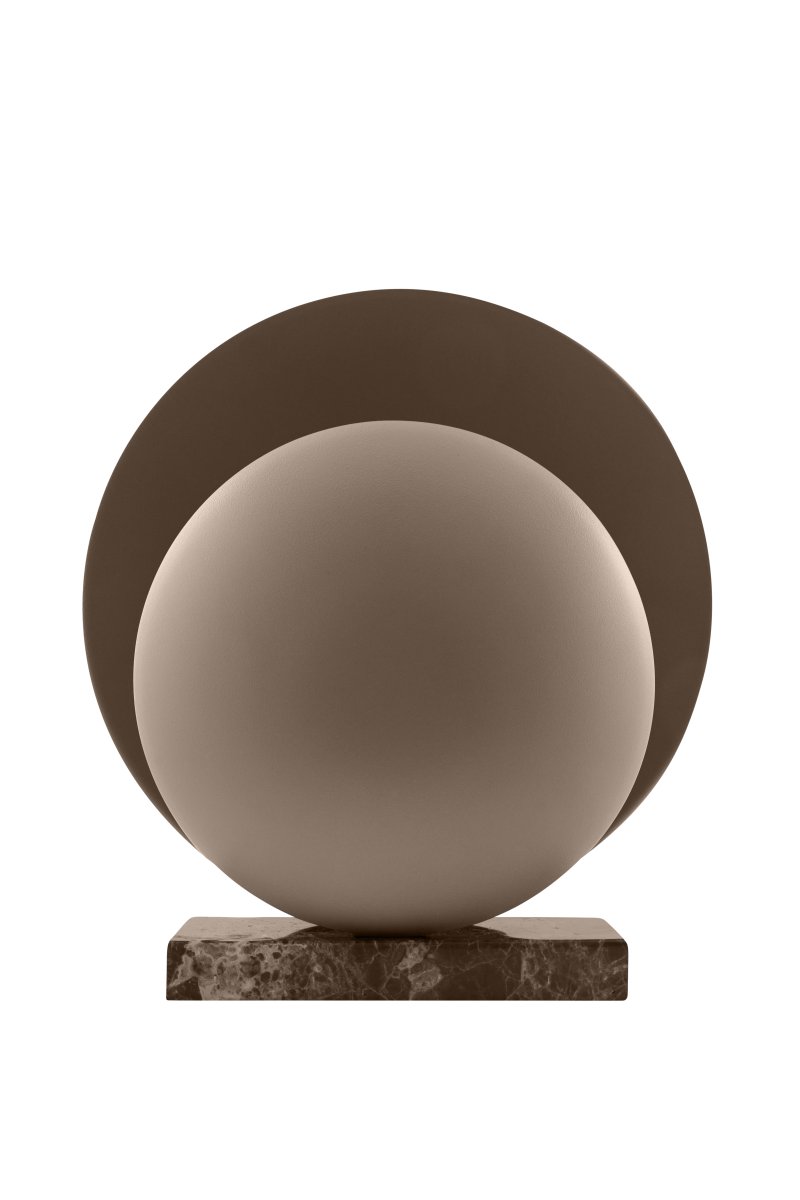 Orbit 32cm Brun bordlampe Fra Globen Lighting - Metallskjermene i kaffebrun matches med en fot i marmorstein som gir den et estetisk tiltalende uttrykk.
