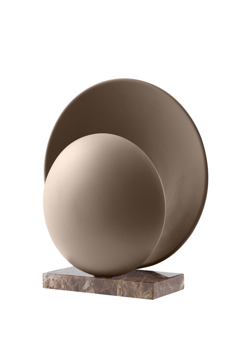 Orbit 32cm Brun bordlampe Fra Globen Lighting - Metallskjermene i kaffebrun matches med en fot i marmorstein som gir den et estetisk tiltalende uttrykk.
