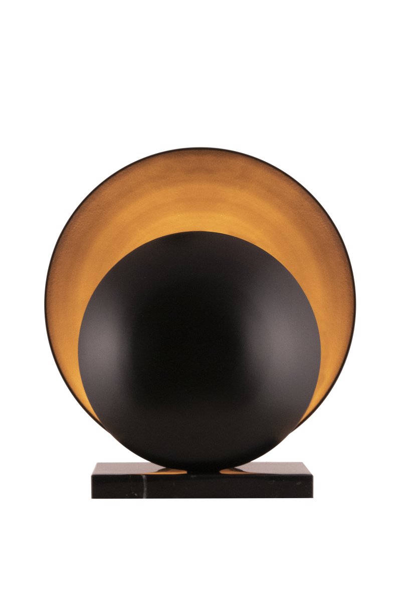 Orbit 32cm Svart bordlampe Fra Globen Lighting - Metallskjermene matches med en marmorbase som gir den et estetisk tiltalende uttrykk.