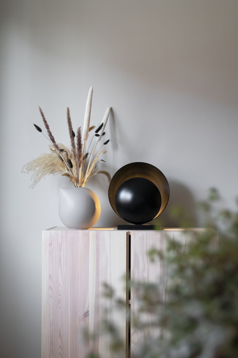 Orbit 32cm Svart bordlampe Fra Globen Lighting - Metallskjermene matches med en marmorbase som gir den et estetisk tiltalende uttrykk.