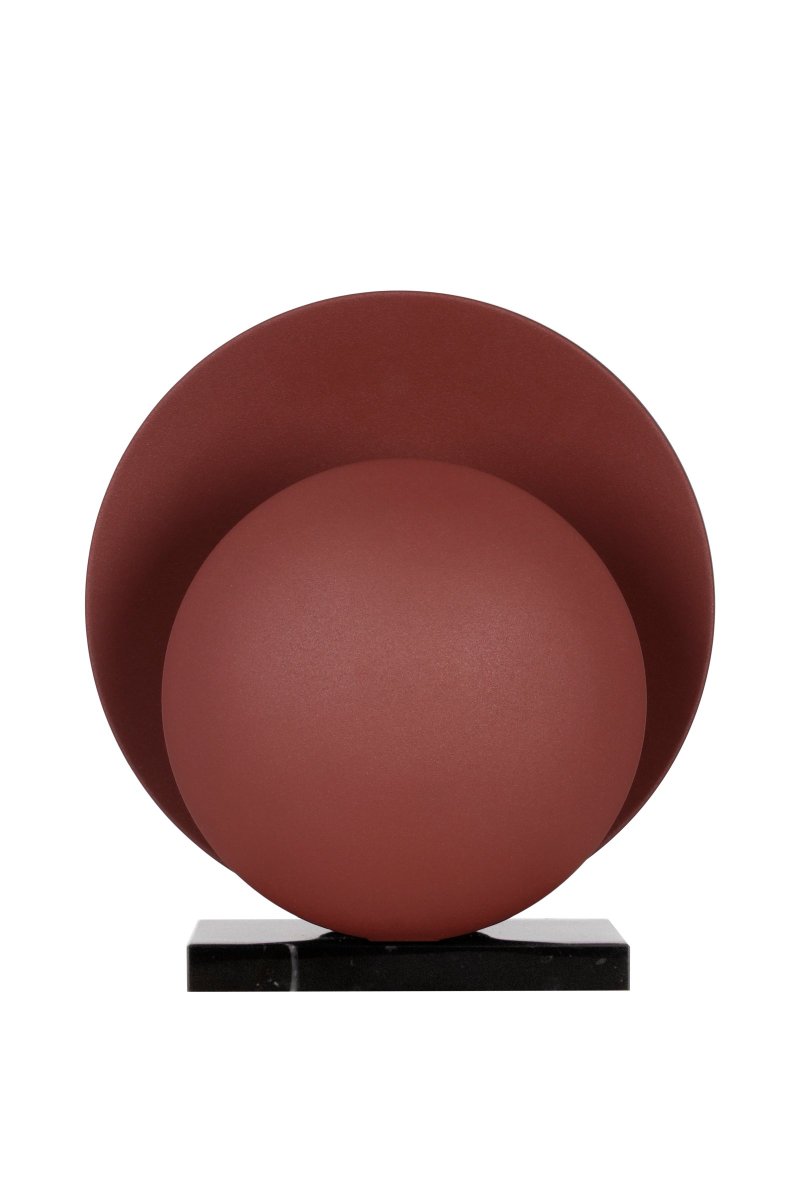 Orbit 32cm Rødbrun bordlampe Fra Globen Lighting - Metallskjermene har en interessant struktur takket v&aelig;re en matt pulverlakkert r&oslash;d/brun farge (r&oslash;dbrun) som matches med en luksuri&oslash;s fot i sort solid marmor som gir den et elegant uttrykk.