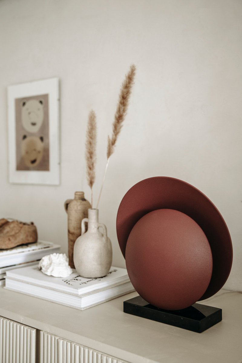 Orbit 32cm Rødbrun bordlampe Fra Globen Lighting - Metallskjermene har en interessant struktur takket v&aelig;re en matt pulverlakkert r&oslash;d/brun farge (r&oslash;dbrun) som matches med en luksuri&oslash;s fot i sort solid marmor som gir den et elegant uttrykk.