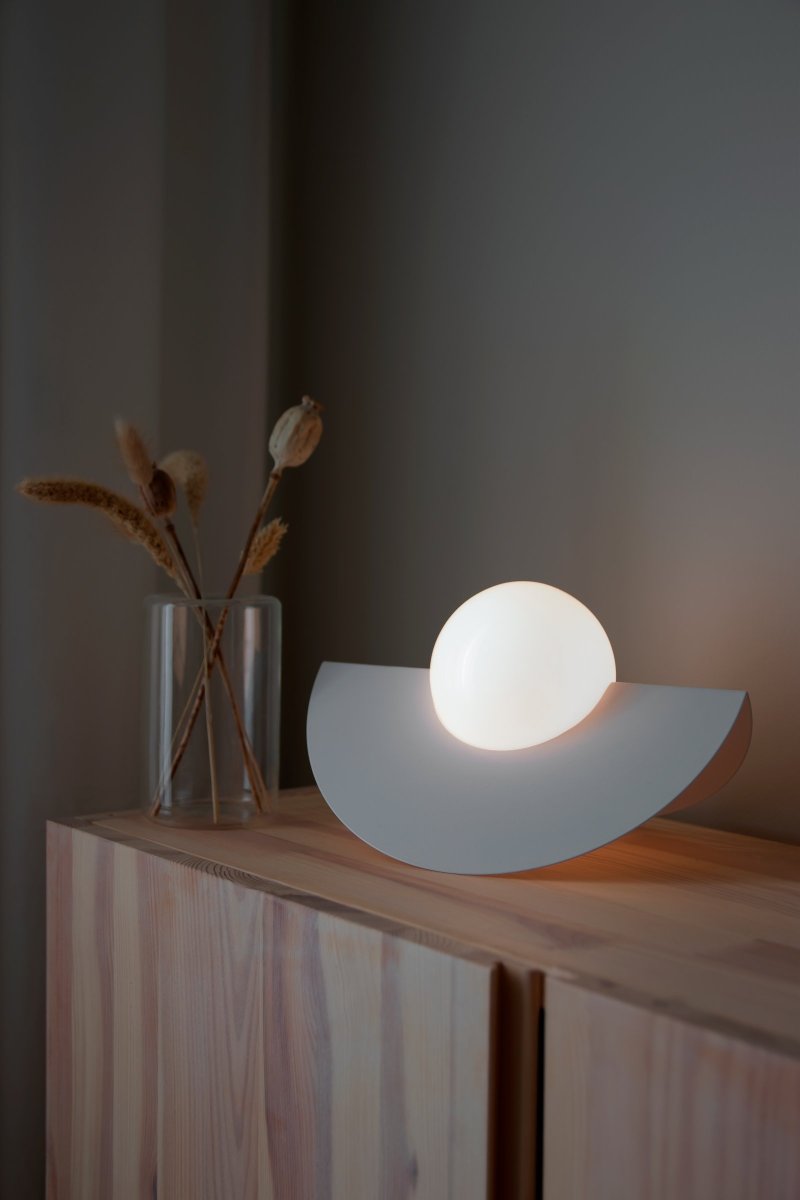 Roccia 17cm Hvit bordlampe Fra Globen Lighting - Roccia er en lettplassert og ny lampe som er perfekt for; posen eller i bokhyllen.