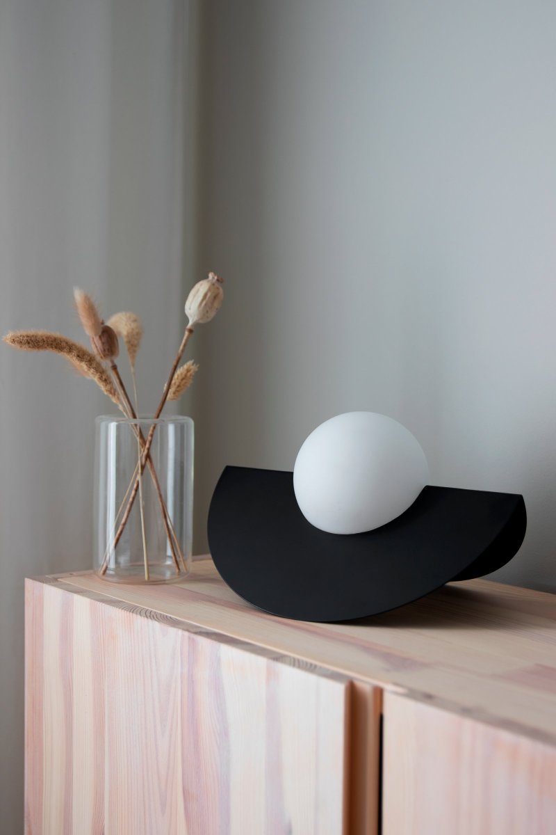 Roccia 17cm Svart bordlampe Fra Globen Lighting - Roccia er en lettplassert og ny lampe som er perfekt for; posen eller i bokhyllen.