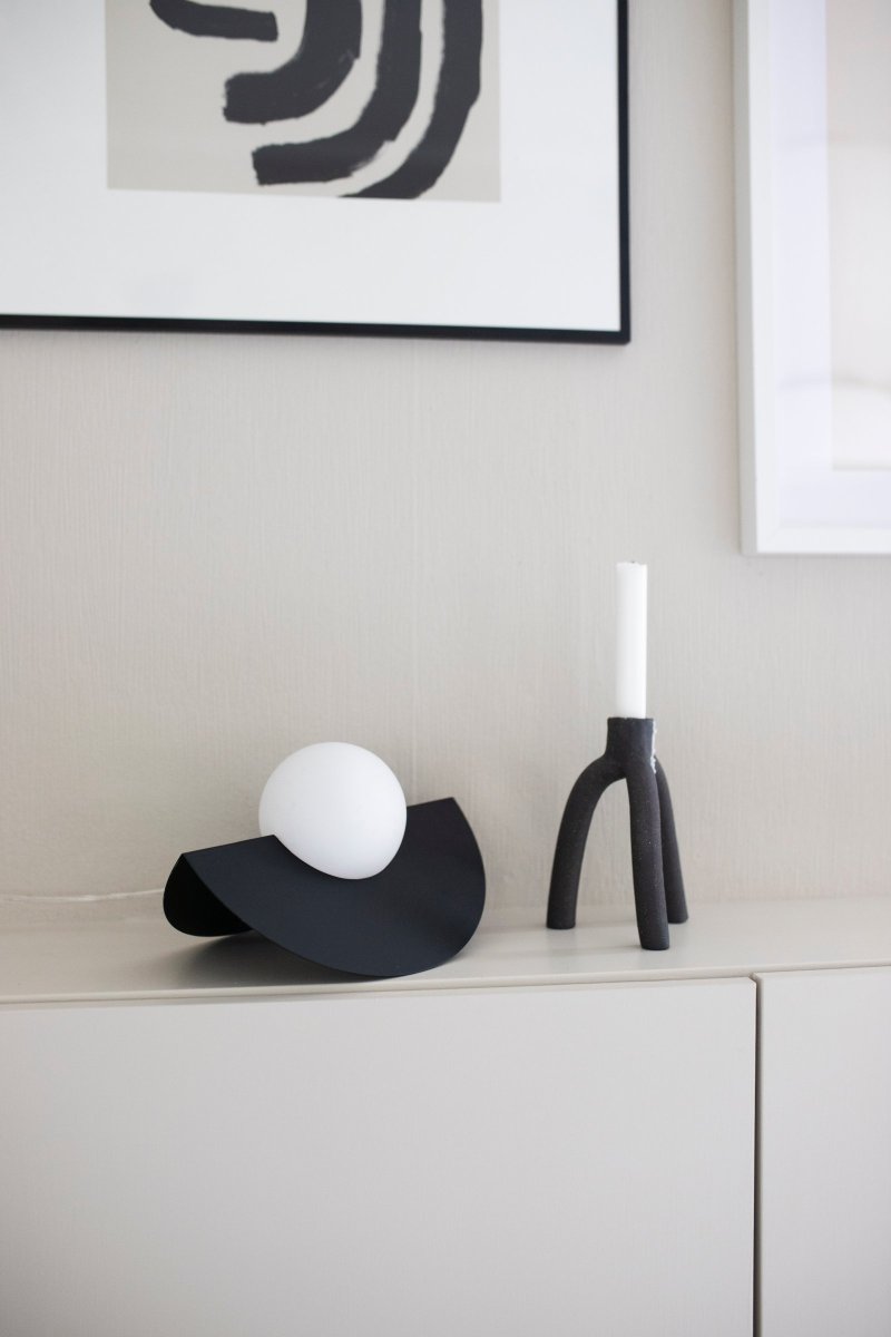 Roccia 17cm Svart bordlampe Fra Globen Lighting - Roccia er en lettplassert og ny lampe som er perfekt for; posen eller i bokhyllen.