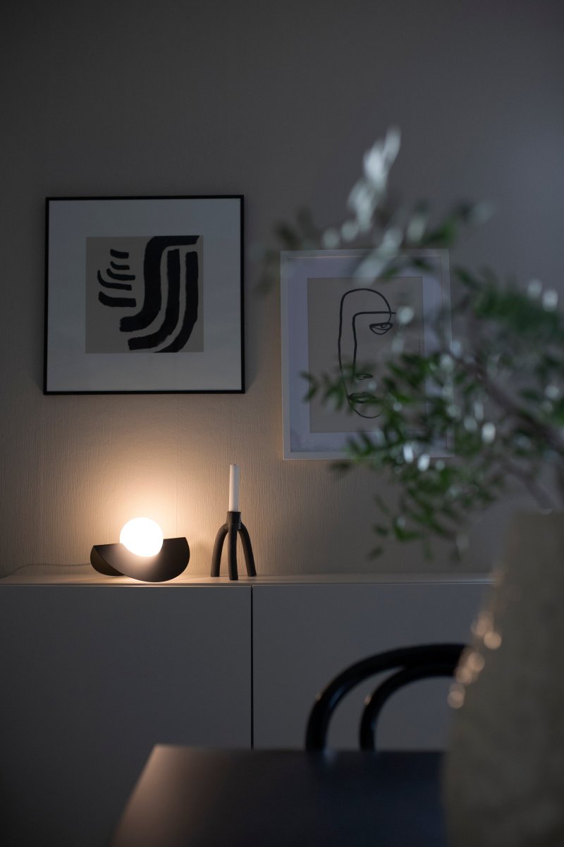 Roccia 17cm Svart bordlampe Fra Globen Lighting - Roccia er en lettplassert og ny lampe som er perfekt for; posen eller i bokhyllen.