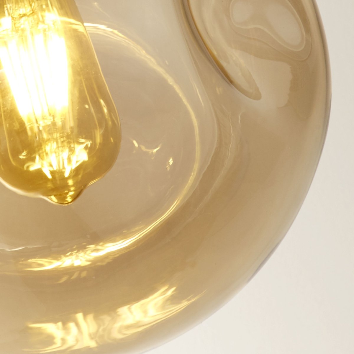 Punch Ø25 Champagne Taklampe Fra Searchlight - Punch er en stilig taklampe med en champagnefarget glassskjerm som skaper en varm atmosfære i rommet.