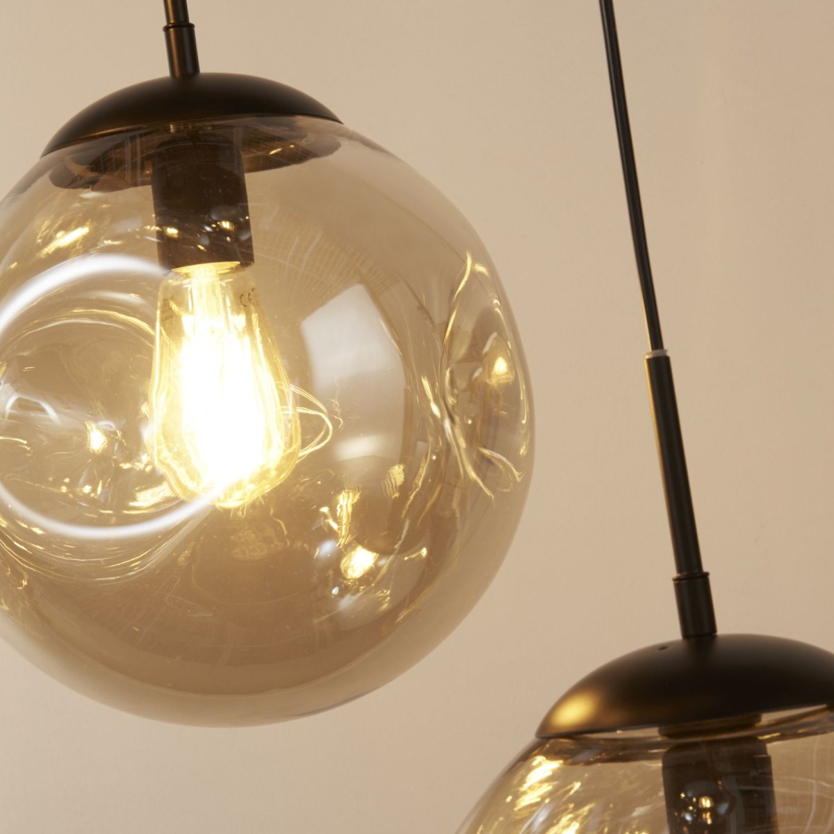 Punch Ø60 Champagne Taklampe Fra Searchlight - Punch er en stilig taklampe med 5 glassskjermer i champagnefarge som skaper en varm atmosfære i rommet.