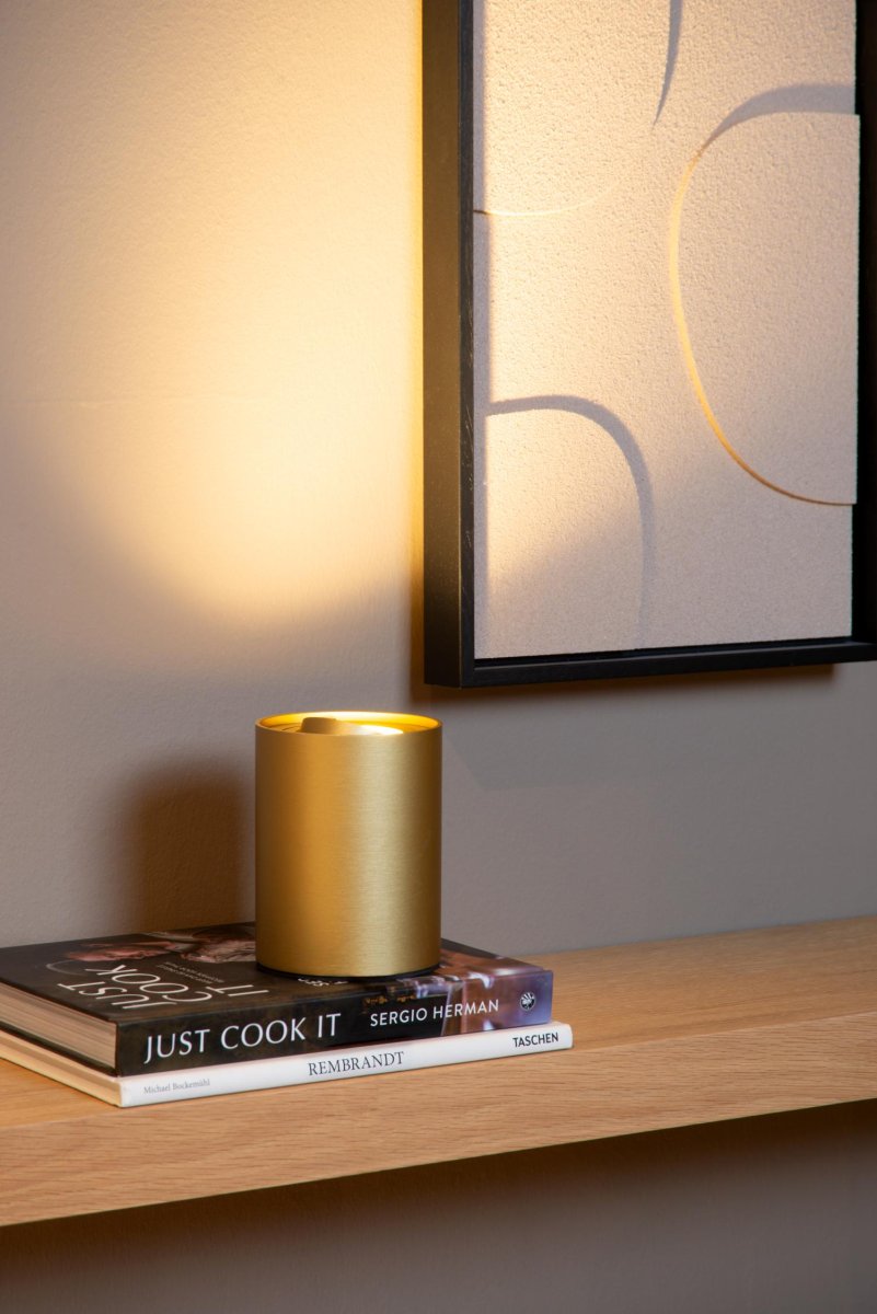 Tube 12cm Matt gull/messing bordlampe Fra Lucide - Lyskasteren er innelukket i en metallsylinder &ndash; enkel, kompakt og fri for forstyrrende detaljer og unødvendige dikkedarer.