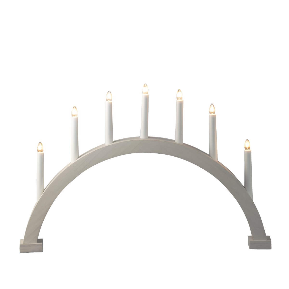 Arch 7 Lights Hvit Fra Konstsmide - Rammen er laget av tre med en hvitbeiset overflate som gir et naturlig og tidl&oslash;st utseende.