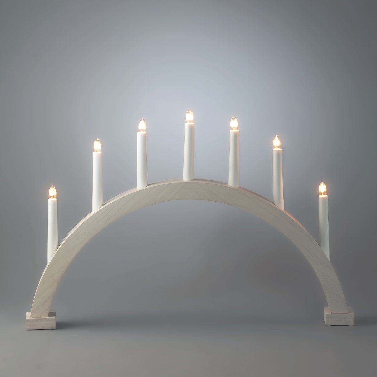 Arch 7 Lights Hvit Fra Konstsmide - Rammen er laget av tre med en hvitbeiset overflate som gir et naturlig og tidl&oslash;st utseende.