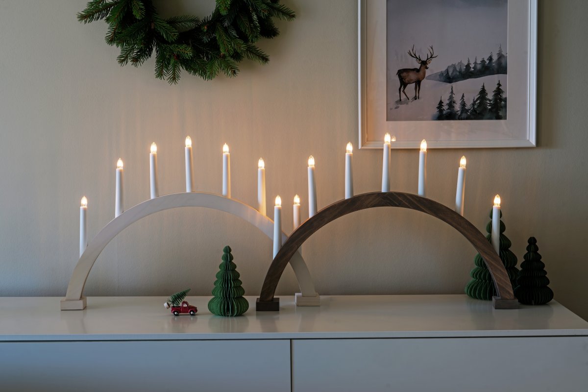 Arch 7 Lights Hvit Fra Konstsmide - Rammen er laget av tre med en hvitbeiset overflate som gir et naturlig og tidl&oslash;st utseende.