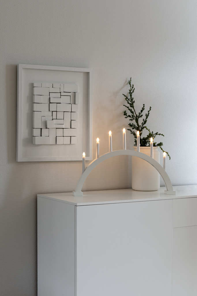 Arch 7 Lights Matt hvit Fra Konstsmide - Utstyrt med lysp&aelig;rer som gir en behagelig gl&oslash;d og bidrar til en koselig stemning i julen.