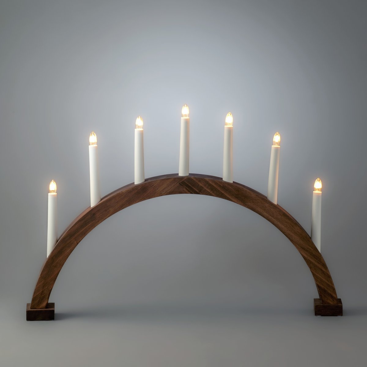 Arch 7 Lights Brunglasert Fra Konstsmide - Rammen er laget av tre med en brunbeiset overflate som gir et naturlig og tidl&oslash;st utseende.