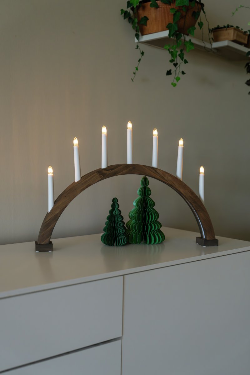 Arch 7 Lights Brunglasert Fra Konstsmide - Rammen er laget av tre med en brunbeiset overflate som gir et naturlig og tidl&oslash;st utseende.