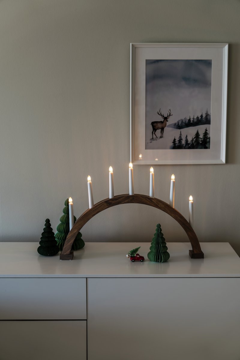Arch 7 Lights Brunglasert Fra Konstsmide - Rammen er laget av tre med en brunbeiset overflate som gir et naturlig og tidl&oslash;st utseende.