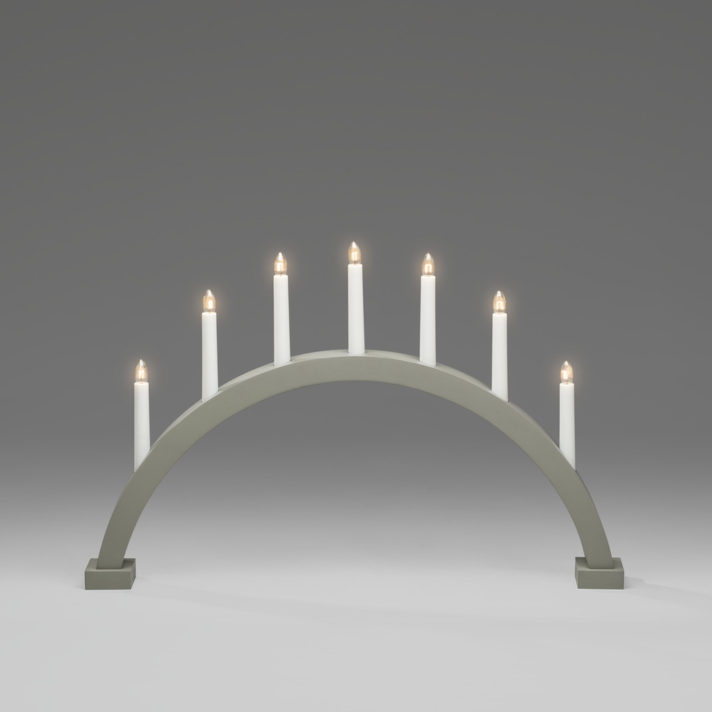 Arch 7 Lights Matt grå/grønn Fra Konstsmide - Utstyrt med lysp&aelig;rer som gir en behagelig gl&oslash;d og bidrar til en koselig stemning i julen.