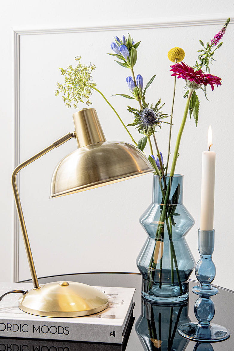 Hood 38cm Antikk messing skrivebordslampe Fra Leitmotiv - Lampen passer perfekt på skrivebordet eller nattbordet og blir både et praktisk lyspunkt og en stilig interiørdetalj.