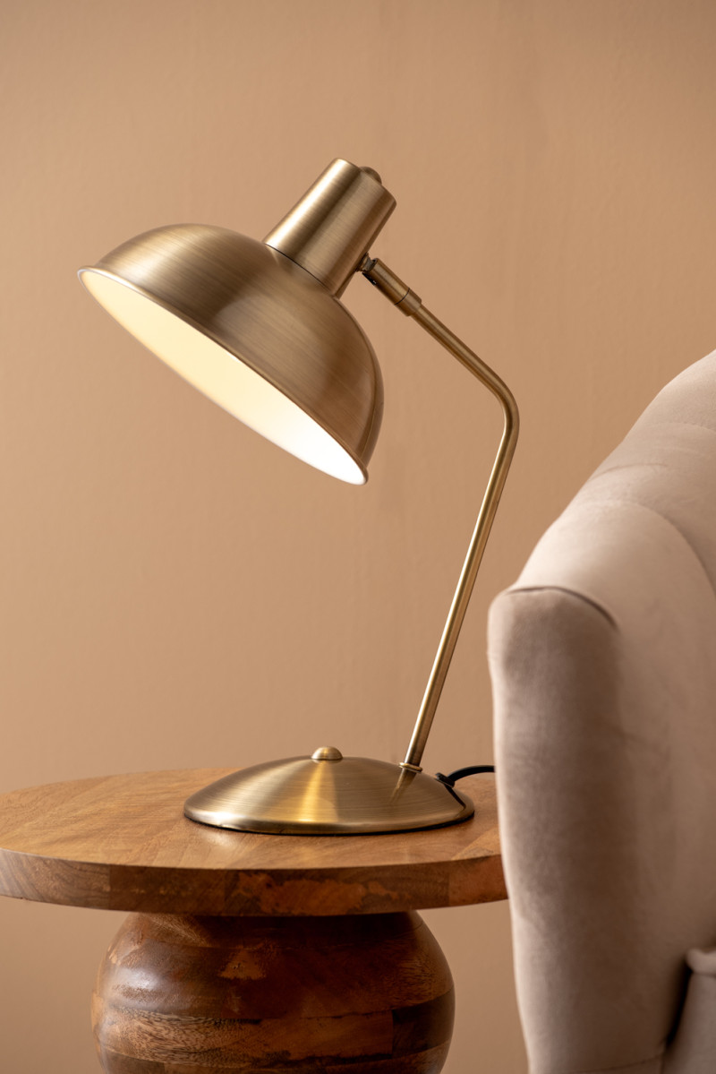 Hood 38cm Antikk messing skrivebordslampe Fra Leitmotiv - Lampen passer perfekt på skrivebordet eller nattbordet og blir både et praktisk lyspunkt og en stilig interiørdetalj.