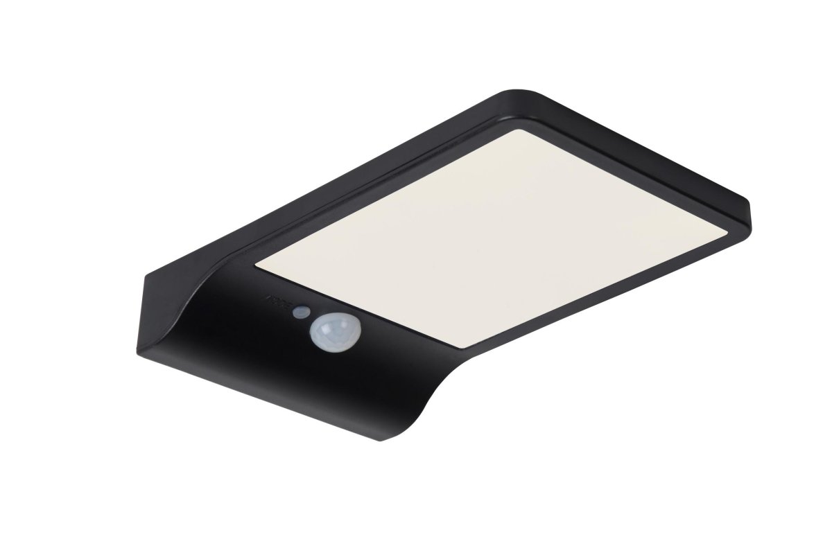 Basic Svart solcellelampe Fra Lucide - I tillegg slår lampen seg på automatisk takket være den innebygde bevegelsessensoren og dag/nattsensoren, og gir deg lys når du trenger det mest.
