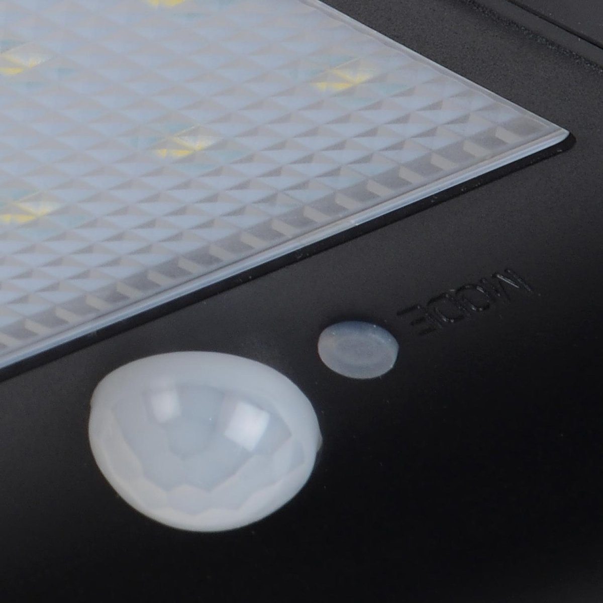 Basic Svart solcellelampe Fra Lucide - I tillegg slår lampen seg på automatisk takket være den innebygde bevegelsessensoren og dag/nattsensoren, og gir deg lys når du trenger det mest.